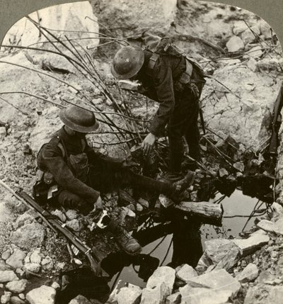 Podawanie wody rannemu kumplowi, Hooge, Ypres, Belgia, I wojna światowa, 1914-1918. autorstwa Realistic Travels Publishers