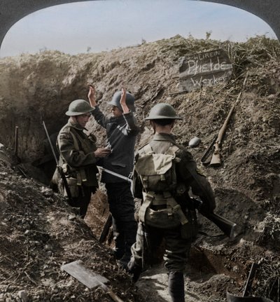 Przesłuchanie jeńca niemieckiego w celu uzyskania informacji, I wojna światowa, 1914-1918 autorstwa Realistic Travels Publishers