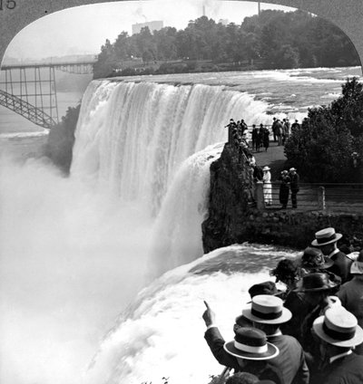 Wodospad Niagara z Goat Island, Nowy Jork, USA. autorstwa Realistic Travels Publishers