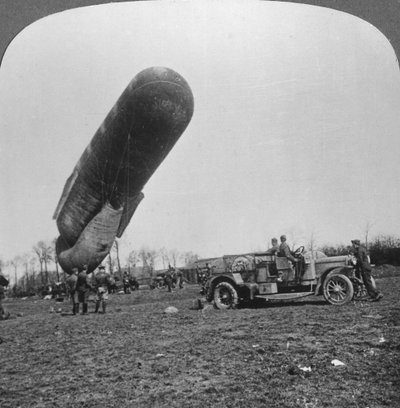 Balon obserwacyjny ma się wznieść, I wojna światowa, c1914-c1918. autorstwa Realistic Travels Publishers