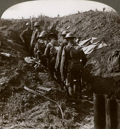 Oficer obserwujący, jak jego ludzie wchodzą do bunkra, aby uniknąć niemieckiego ostrzału, I wojna światowa, 1914-1918. autorstwa Realistic Travels Publishers