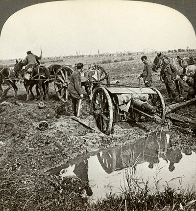 Usunięcie działa polowego z zalanego stanowiska, I wojna światowa, 1914-1918. autorstwa Realistic Travels Publishers