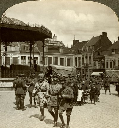 Sir James Willcocks z generałem Nantenem, Rynek, Merville, Francja, I wojna światowa, 1914-1915. autorstwa Realistic Travels Publishers