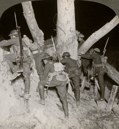 Żołnierze opuszczający rów podczas nocnego nalotu na Messines, Belgia, I wojna światowa, 1914-1918. autorstwa Realistic Travels Publishers