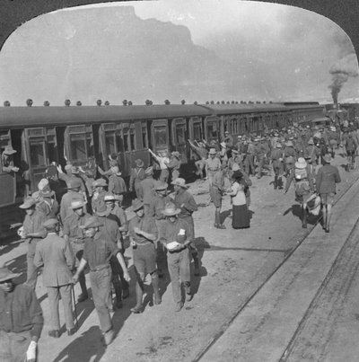 Żołnierze Wiltshire Rifles wsiadający do pociągu, Kapsztad, RPA, I wojna światowa, c1915 autorstwa Realistic Travels Publishers