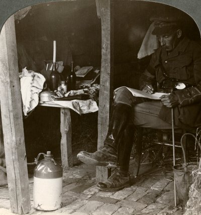 Oficer sztabowy w ziemiance badający szczegóły przed ofensywą, I wojna światowa, 1914-1918 autorstwa Realistic Travels Publishers