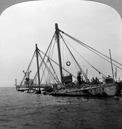Zatopiony okręt wojenny HMS Vindictive, Ostenda, Belgia, I wojna światowa, 1918. autorstwa Realistic Travels Publishers