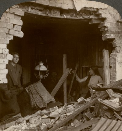 Zniszczenia wyrządzone przez niemiecką bombę Zeppelin, I wojna światowa, 1914-1918. autorstwa Realistic Travels Publishers
