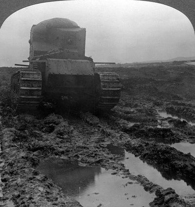 Czołg Whippet na błotnistym polu bitwy, Morcourt, Francja, I wojna światowa, 1918. autorstwa Realistic Travels Publishers