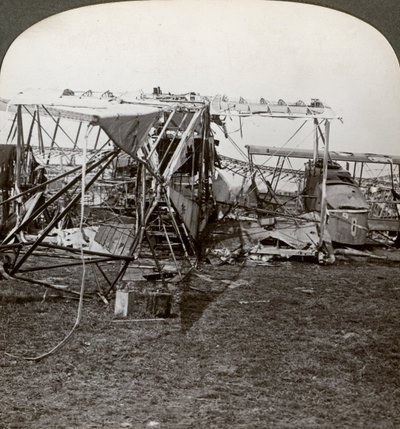 Wrak niemieckiego bombowca, który próbował przebić się przez obronę powietrzną, I wojna światowa, 1914-1918. autorstwa Realistic Travels Publishers