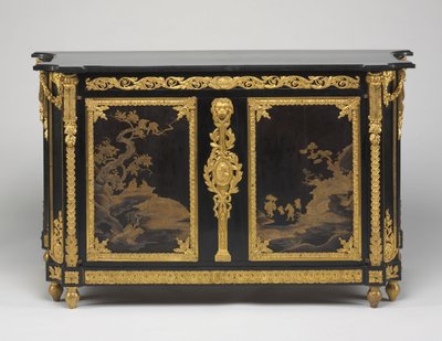 Komoda (komoda), ok. 1765-1770 (heban fornir z japońskimi panelami lakierniczymi, oprawy z pozłacanego brązu i marmurowy blat) autorstwa Rene Dubois