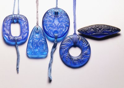 Cztery turkusowe szklane zawieszki i szklana broszka oprawiona w pozłacany metal, autorstwa Rene Jules Lalique