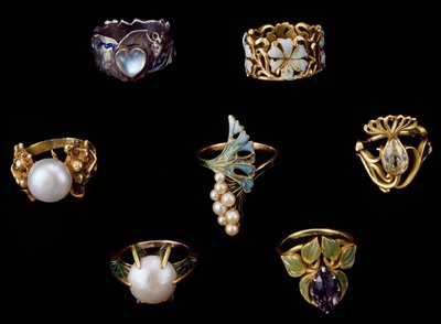 Pierścionki złote, srebrne i miedziane z emalią, opalem, perłami, ametystami i brylantami brylantowymi autorstwa Rene Jules Lalique