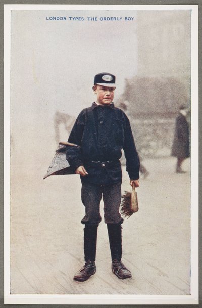 Typy londyńskie: The Orderly Boy”, ok. 1914 Reprodukcja kolorowej fotografii uporządkowanego chłopca, sprzątacza ulic z patelnią i pędzlem na ulicach Londynu, wykonana przez nieznanego fotografa i opublikowana w książce zatytułowanej „London In Color Fotog autorstwa John Pardon
