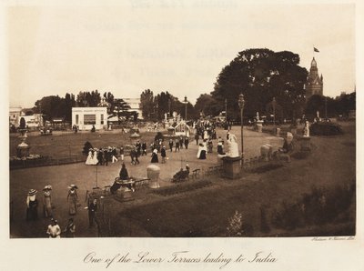 Ludzie relaksujący się w Crystal Palace Park, Sydenham autorstwa John Pardon