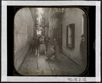 Gotham Court, 38 Cherry Street, ok. 1890 (srebrny odbitka żelatynowa) autorstwa Richard Hoe Lawrence