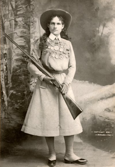 Annie Oakley z karabinem autorstwa Richard Kyle Fox