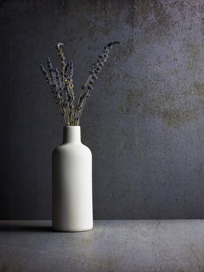 Minimalistyczna martwa natura z lawendą autorstwa Rob Ryan