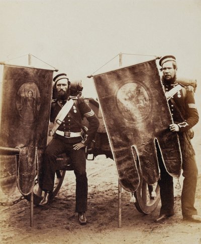 Kompania sierżant Christy i sierżant McGifford, Royal Artillery, 1856 (zdjęcie w sepii) autorstwa Robert Howlett