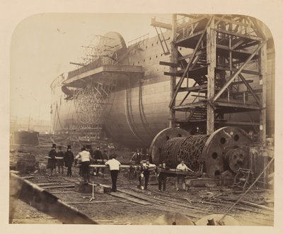 Mężczyźni w pracy obok łańcuchów startowych Wielkiego Wschodu, 18 listopada 1857. autorstwa Robert Howlett