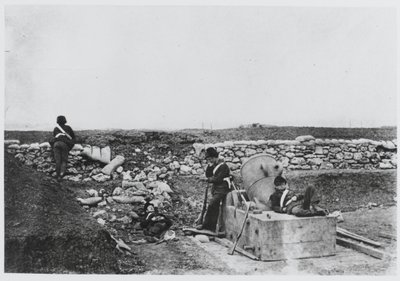 „Spokojny dzień w baterii moździerzowej na Krymie” autorstwa Roger Fenton