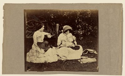 [Śpiące dziecko z dwiema kobietami siedzącymi na trawie] autorstwa Roger Fenton