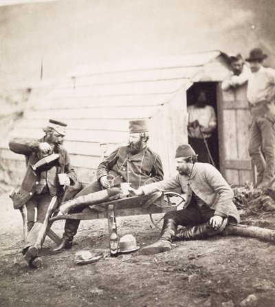 Trudy w obozie (pułkownik Lowe i kapitanowie Brown i George), 1855 (odbitka albenowa z negatywu kolodionowego) autorstwa Roger Fenton
