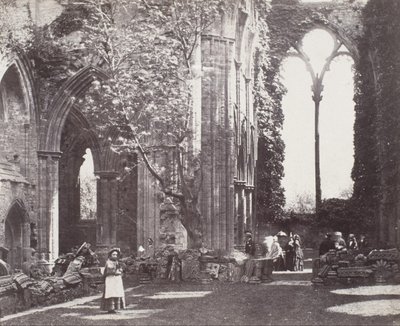 Wnętrze: Opactwo Tintern autorstwa Roger Fenton
