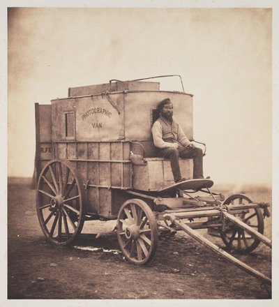 Wóz fotografa z Marcusem Sparlingiem na Krymie autorstwa Roger Fenton