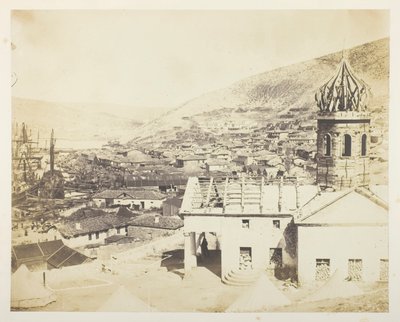Rosyjski kościół i miasto Bałakława autorstwa Roger Fenton