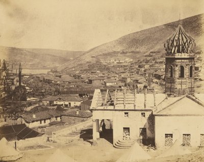 Rosyjski kościół i miasto Bałakława autorstwa Roger Fenton