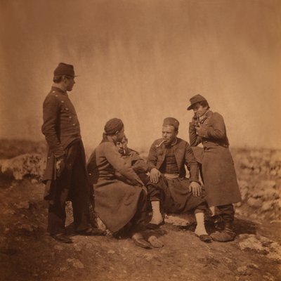 Dwóch francuskich żołnierzy stojących obok trzech żołnierzy Zouave siedzących i palących, wojna krymska, Krym, Ukraina autorstwa Roger Fenton