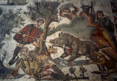Myśliwy atakuje rany przez dzika, jeden z jego towarzyszy odpycha zwierzę włócznią, fragment „Mała gromadka myśliwska”, 315-350 autorstwa Roman