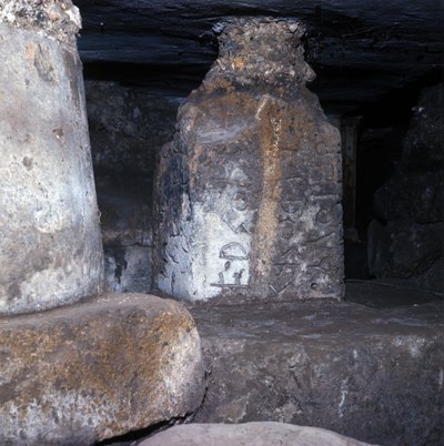 Starożytny Rzym, okres archaiczny: świątynia zbudowana pod lapis niger (czarnym kamieniem) na forum rzymskim i nosząca jedną z najstarszych inskrypcji w języku łacińskim. VI wiek p.n.e. Włochy autorstwa Roman