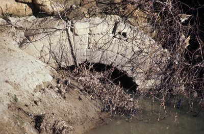 Starożytny Rzym, okres archaiczny: widok z ujścia Cloaca Maxima (Cloaca Massima lub Cloaque Maxime), kolektor odpływowy zaczyna się pod Tarquinem starym i kończy pod Tarquinem wspaniałym. VI wiek p.n.e. autorstwa Roman
