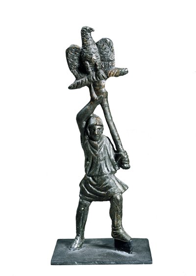 Brązowa statuetka przedstawiająca chorążego, z Alba Fucens (region Abruzzo, Włochy) autorstwa Roman