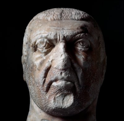 Popiersie Dioklecjana (Gaius Aurelius Valerius Diocletianus, 245-316), cesarza rzymskiego od 284 do 305. Rzeźba z marmuru. Chieti, Muzeum Archeologiczne autorstwa Roman