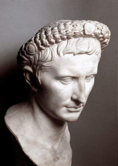 Popiersie cesarza rzymskiego Augusta (Gajusz Juliusz Cezar Oktawian) (63 p.n.e.-14 n.e.) Rzym, Musei Capitolini - Popiersie cesarza rzymskiego Augusta (Gajusz Juliusz Cezar Oktawian) (63 p.n.e.-14 n.e.). Marmur. Muzea Kapitolu, Rzym, Włochy autorstwa Roman