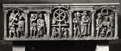 Chrześcijański sarkofag ozdobiony scenami Męki Pańskiej, w tym aresztowania i Chrystusa przed Poncjuszem Piłatem, z katakumb św. Domitylli (marmur) (zdjęcie czarno-białe) autorstwa Roman