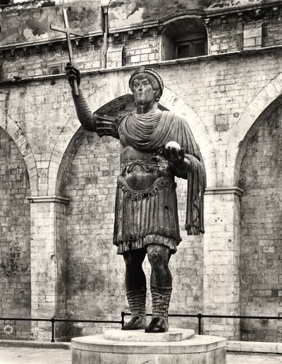 Kolosalny posąg prawdopodobnie cesarza Walentyniana I (321-375) zwany „Kolosem z Barletty” (brąz) (zdjęcie czarno-białe) autorstwa Roman