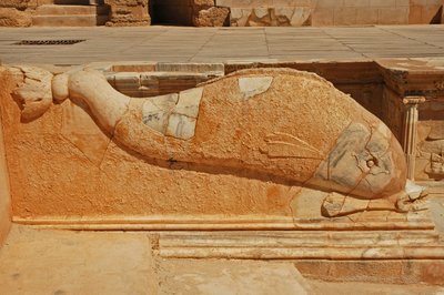 Rzeźba delfinów, płaskorzeźba na proscenium teatru rzymskiego, Sabratha, Libia, II wne autorstwa Roman
