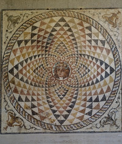 Geometryczna mozaika z Dionizosem w centrum odkryta w rzymskiej willi w Koryncie, Grecja, cywilizacja rzymska, druga połowa II-początek III wieku n.e. (mozaika) autorstwa Roman