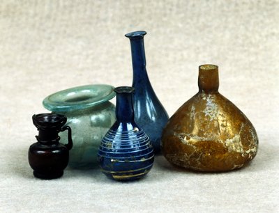 Szklane butelki i fiolki zawierające perfumy, balsamy i maści. Okres rzymski. I wne. JC. autorstwa Roman