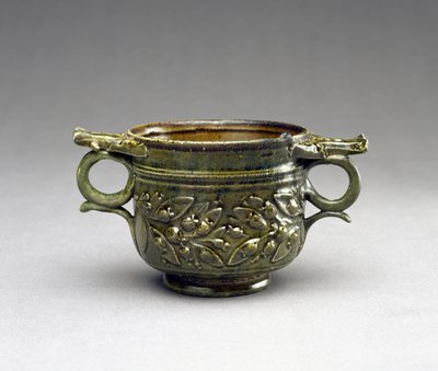 Skyphos z zielonym szkłem z podniesionymi uchwytami, listwy z liści i jagód, AD 1-100 (terakota) autorstwa Roman