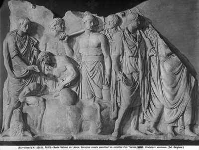Haruspice konsultujący wnętrzności byka (marmur) (patrz 261376 i 261378) autorstwa Roman