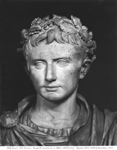 Głowa cesarza Augusta (63 p.n.e.-14 n.e.) zwieńczona wieńcem dębowym (detal) autorstwa Roman