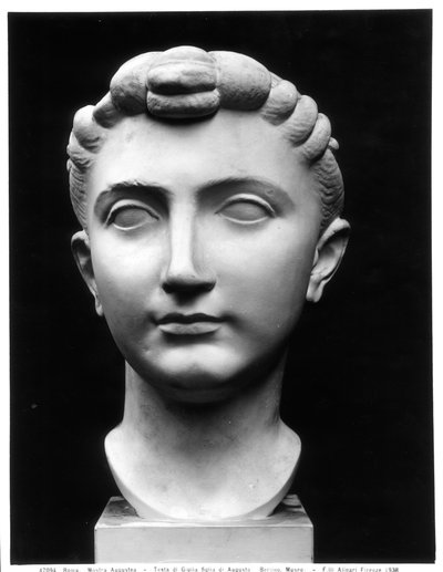 Głowa Julii (39BC-14AD), córka cesarza Augusta (marmur) (zdjęcie czarno-białe) autorstwa Roman