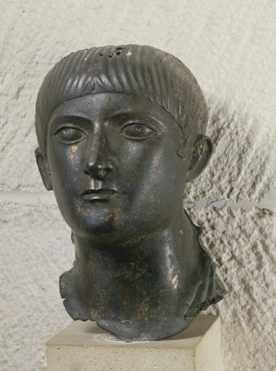Głowa młodego mężczyzny, znanego jako „Młody wódz Akwitanii” (brąz) autorstwa Roman