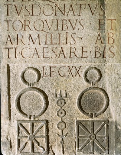 Insygnia z inskrypcją XX Zwycięskiego Legionu Waleriana, rzymskiego legionu powstałego w I wieku n.e. autorstwa Roman