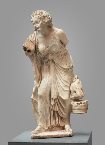 Marmurowy posąg starej kobiety autorstwa Roman